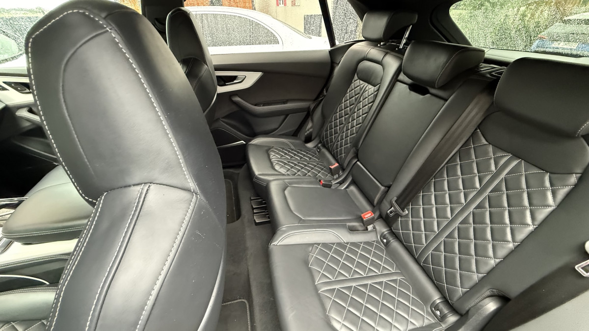Audi Q7 (Czarny)
